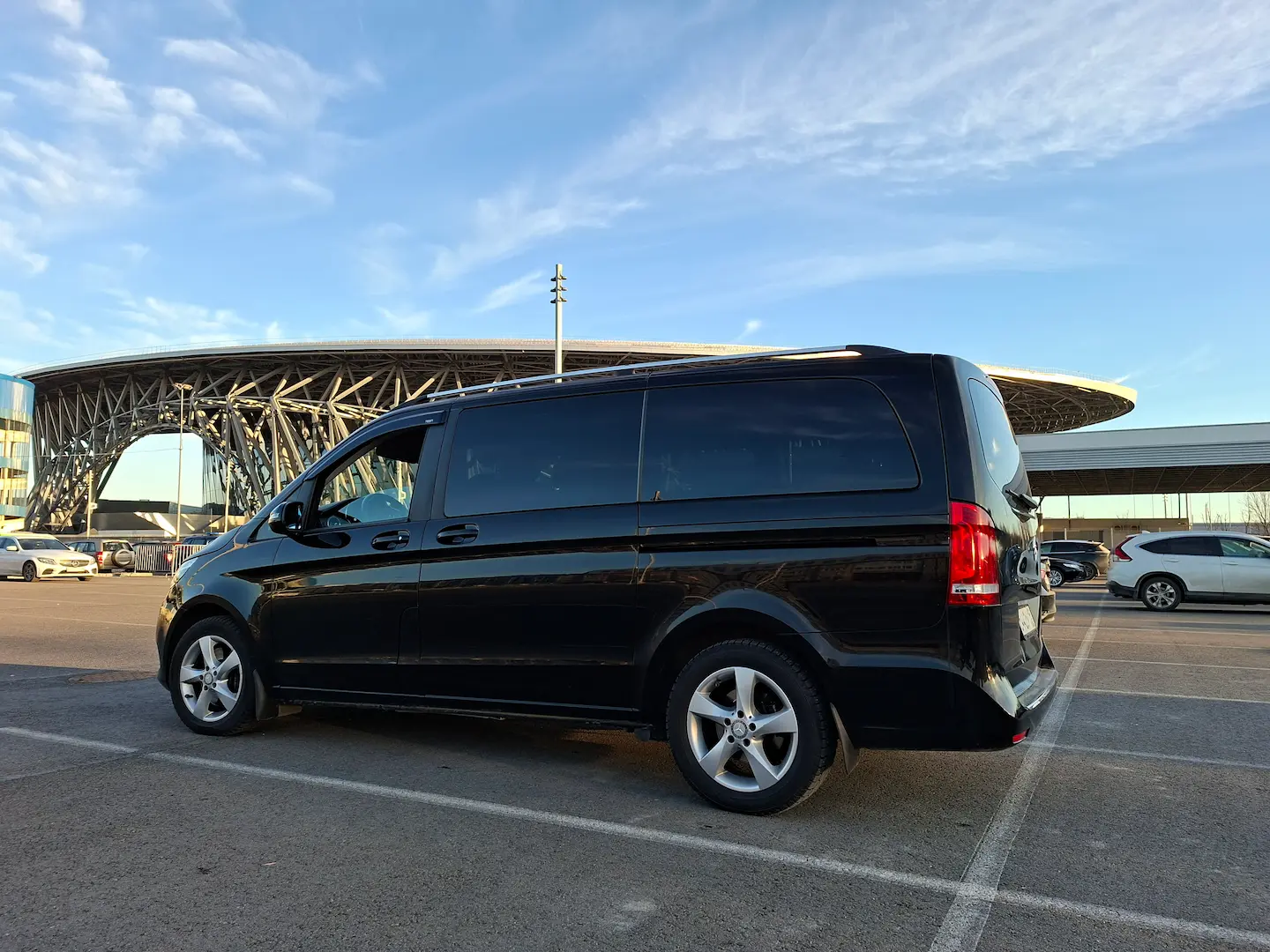 Mercedes-Benz V-Class 7 мест черный — вид сбоку Mercedes-Benz V-Class 7 мест черный — вид сбоку