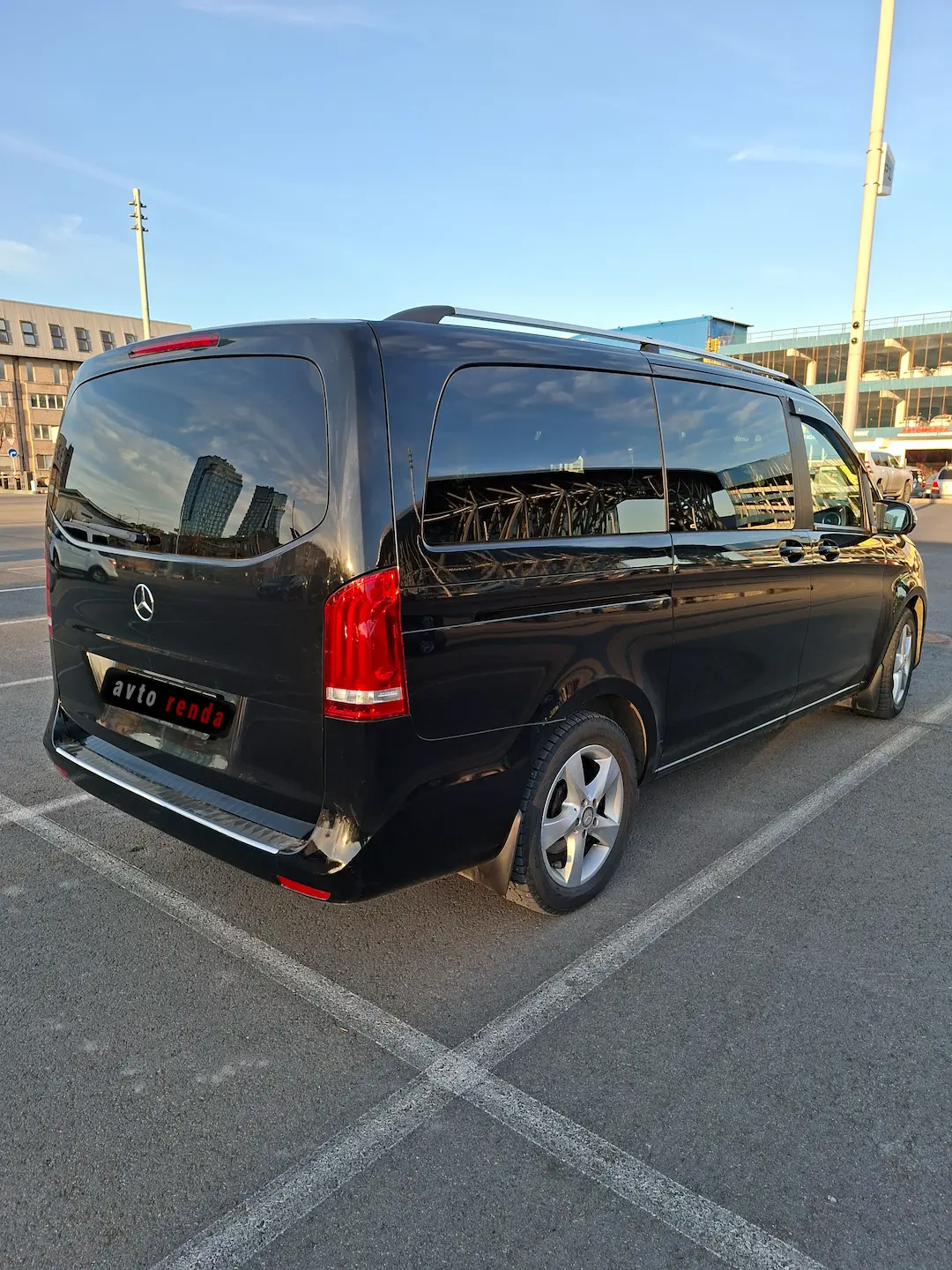 Mercedes-Benz V-Class 7 мест черный — вид сзади Mercedes-Benz V-Class 7 мест черный — вид сзади